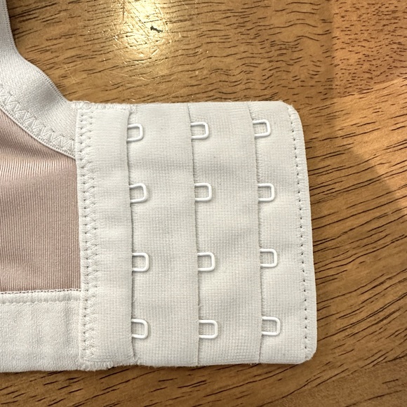 NATORI Yogi Contour Convertible Sports Bra 36 I 
EUC -  Lt Mocha/Ivory - Picture 8 of 10